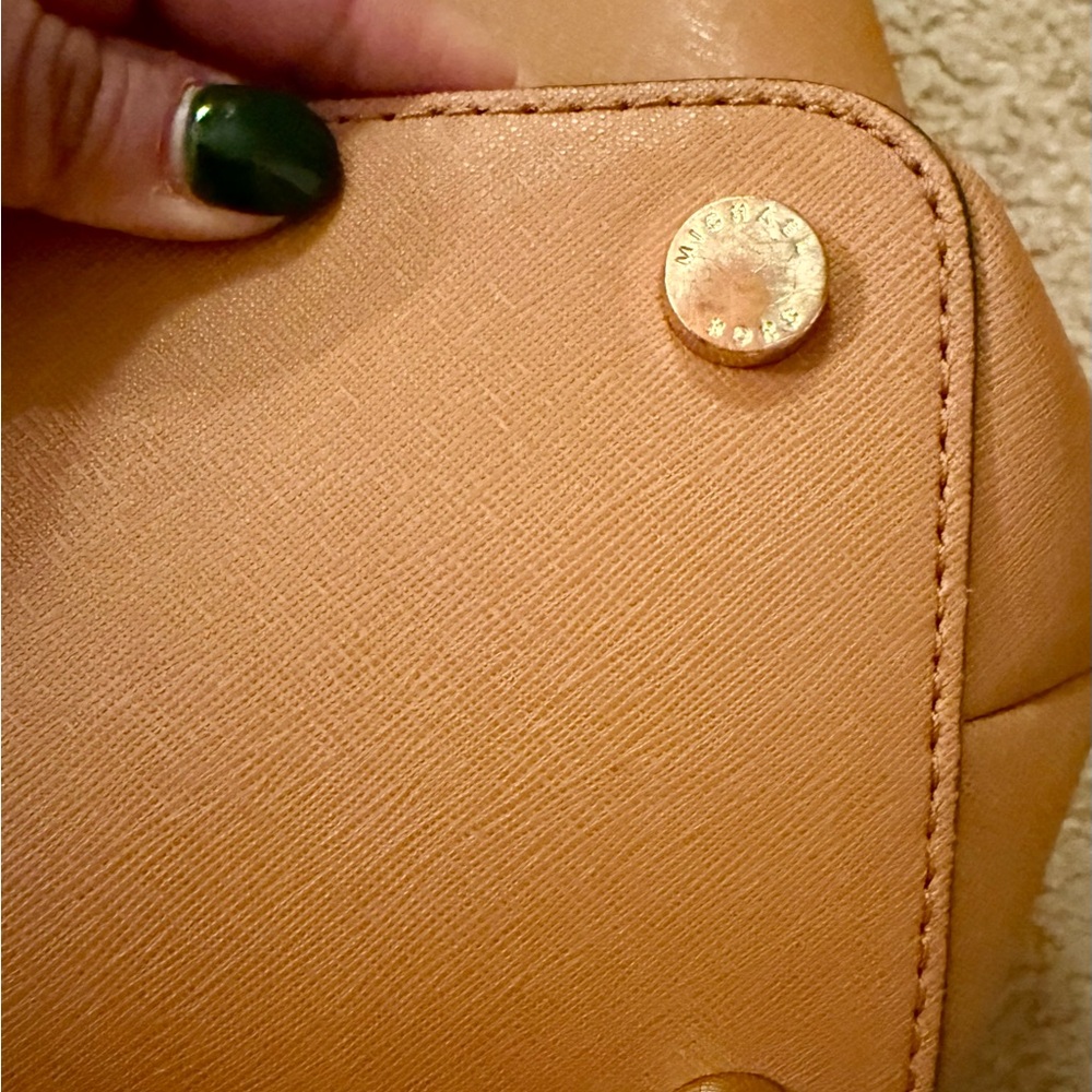 MICHAEL Michael Kors Tan Tote Bag with Structured Shape and Thin Straps - Picture 3 of 7